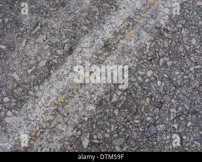 Abstrakte Muster auf dem Asphalt einer Landstraße Stockfoto