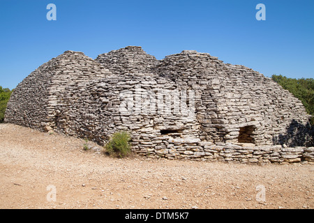 Trockenen Steinhütten in Village des Bories, in der Nähe von Gordes, Provence, Frankreich. Stockfoto