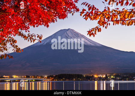 Berg Fuji auf Kawaguchi-See in der Herbst-Saison in der Abenddämmerung. Stockfoto