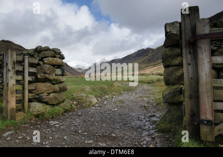 Ein Feld-Tor in einer Trockensteinmauer in Eskdale, Lake District, England Stockfoto