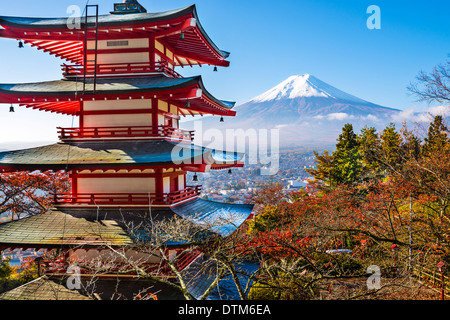 Berg Fuji und Chureito-Pagode in Japan. Stockfoto