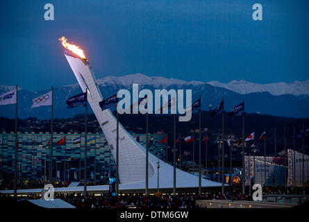 Sotschi, Russland. 19. Februar 2014. Das Olympische Feuer brennen in den Kessel während der Sotschi 2014 Winter Olympischen in Sotschi, Russland. © Paul Kitagaki Jr./ZUMAPRESS.com/Alamy Live-Nachrichten Stockfoto