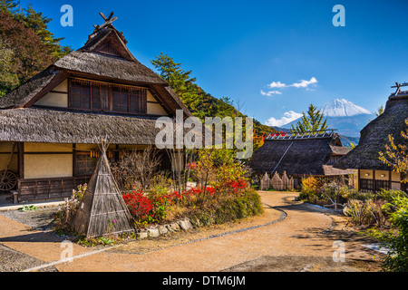 Japan bei Iyashi kein Sato Dorf mit Mt. Fuji in der Ferne. Stockfoto