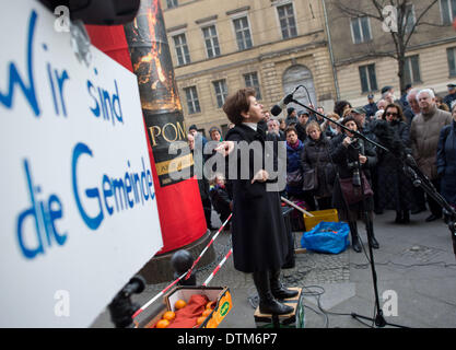 Berlin, Deutschland. 20. Februar 2014. Der ehemalige Leiter der jüdischen Gemeinde zu Berlin, Lala Suesskind, hält eine Rede zur "demokratischen Normen, gegen Wahlbetrug und stimmen zu stehlen" vor einer Synagoge in Berlin, Deutschland, 20. Februar 2014. Die Gruppe um Suesskind und Fromer-Kommissar des Antisemitismus Salomon verlangen neue Wahlen für die Vertreter der jüdischen Gemeinde in Deutschland. Foto: Bernd von Jutrczenka/Dpa/Alamy Live News Stockfoto