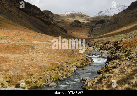 Ein Wasserfall auf dem Fluss Esk, Lake District, England im winter Stockfoto