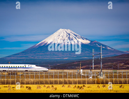 Mt. Fuji in Japan mit einem Zug unterhalb. Stockfoto