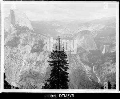 Ein Blick auf die Vernal Falls, Nevada Falls und Half Dome vom Glacier Point im Yosemite National Park, aufgenommen im Jahr 1901. Stockfoto