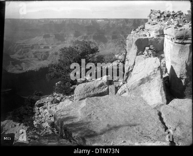 Ein Panoramablick von Moran's Point aus, mit Blick nach Norden über den Grand Canyon, aufgenommen zwischen 1900 und 1930 und zeigt die natürliche Landschaft. Stockfoto