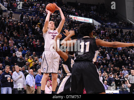 Hartford, CT, USA. 19. Februar 2014. Mittwoch, 19. Februar 2014: UConn Huskies Guard-Forward Breanna Stewart (30) Triebe über Central Florida Ritter weiterleiten Erika Jones (55) in der 1. Hälfte der NCAA Womens Basketball-Spiel zwischen Central Florida und Connecticut im XL Center in Hartford, CT. Bill Shettle / Cal Sport Media. © Csm/Alamy Live-Nachrichten Stockfoto
