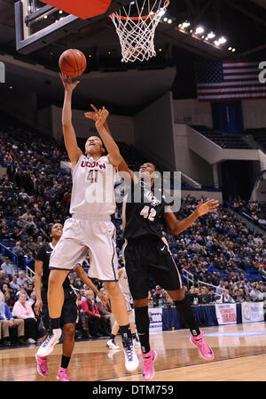 Hartford, CT, USA. 19. Februar 2014. Mittwoch, 19. Februar 2014: UConn Huskies Zentrum Kiah Stokes (41) geht in den Korb nach unten tief gegenüber zentralen Florida Ritter weiterleiten Stephanie Taylor (42) in der 1. Hälfte der NCAA Womens Basketball-Spiel zwischen Central Florida und Connecticut im XL Center in Hartford, CT. Bill Shettle / Cal Sport Media. © Csm/Alamy Live-Nachrichten Stockfoto