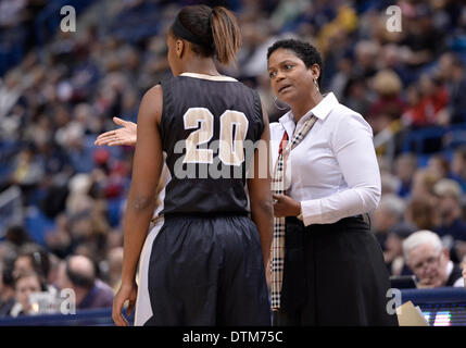 Hartford, CT, USA. 19. Februar 2014. Mittwoch, 19. Februar 2014: Central Florida Ritter Cheftrainer Joi Williams im Gespräch mit zentralen Florida Ritter weiterleiten Sara Djassi (20) entlang der Seitenlinie während der 1. Hälfte der NCAA Womens Basketball-Spiel zwischen Central Florida und Connecticut im XL Center in Hartford, CT. Bill Shettle / Cal Sport Media. © Csm/Alamy Live-Nachrichten Stockfoto