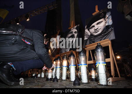 Danzig, Polen am 20. Februar 2014-pro-Ukrainisch-Rallye in Danzig auf dem Platz der Solidarität unter den gefallenen Werft Arbeiter Monument. Bürgermeister der Dreistadt - Danzig, Sopot und Gdynia, Eurodputies, lokale Behörden und Gdansk Bürger würdigen die gefallenen Euromajdan Demonstranten. Menschen Kerzen unter den ersten Opfern der Euromajdan Bilder. Bildnachweis: Michal Fludra/Alamy Live-Nachrichten Stockfoto