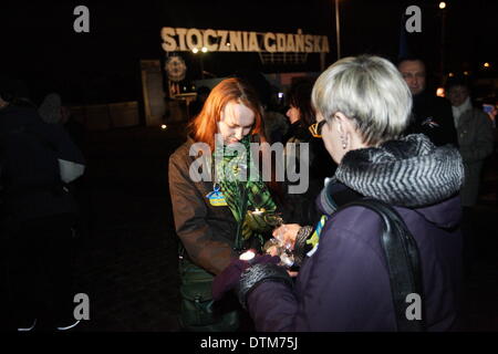 Danzig, Polen am 20. Februar 2014-pro-Ukrainisch-Rallye in Danzig auf dem Platz der Solidarität unter den gefallenen Werft Arbeiter Monument. Bürgermeister der Dreistadt - Danzig, Sopot und Gdynia, Eurodputies, lokale Behörden und Gdansk Bürger würdigen die gefallenen Euromajdan Demonstranten. Bildnachweis: Michal Fludra/Alamy Live-Nachrichten Stockfoto