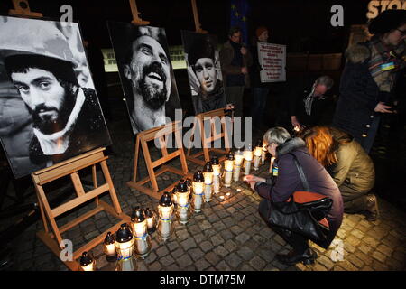 Danzig, Polen am 20. Februar 2014-pro-Ukrainisch-Rallye in Danzig auf dem Platz der Solidarität unter den gefallenen Werft Arbeiter Monument. Bürgermeister der Dreistadt - Danzig, Sopot und Gdynia, Eurodputies, lokale Behörden und Gdansk Bürger würdigen die gefallenen Euromajdan Demonstranten. Menschen Kerzen unter den ersten Opfern der Euromajdan Bilder. Bildnachweis: Michal Fludra/Alamy Live-Nachrichten Stockfoto