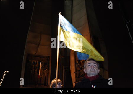 Danzig, Polen am 20. Februar 2014-pro-Ukrainisch-Rallye in Danzig auf dem Platz der Solidarität unter den gefallenen Werft Arbeiter Monument. Bürgermeister der Dreistadt - Danzig, Sopot und Gdynia, Eurodputies, lokale Behörden und Gdansk Bürger würdigen die gefallenen Euromajdan Demonstranten. Bürgermeister von Gdynia Wojciech Szczurek unter der ukrainischen Flagge Credit: Michal Fludra/Alamy Live News Stockfoto