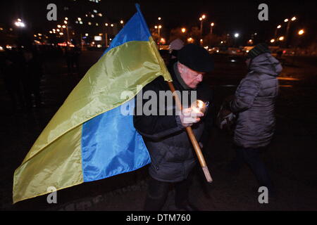 Danzig, Polen am 20. Februar 2014-pro-Ukrainisch-Rallye in Danzig auf dem Platz der Solidarität unter den gefallenen Werft Arbeiter Monument. Bürgermeister der Dreistadt - Danzig, Sopot und Gdynia, Eurodputies, lokale Behörden und Gdansk Bürger würdigen die gefallenen Euromajdan Demonstranten. Menschen Kerzen unter den ersten Opfern der Euromajdan Bilder. Bildnachweis: Michal Fludra/Alamy Live-Nachrichten Stockfoto