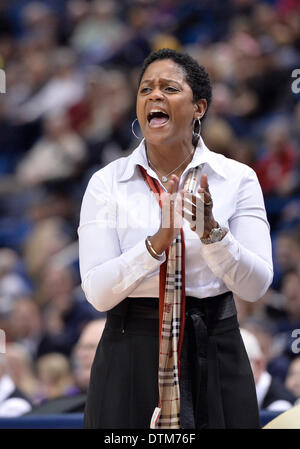 Hartford, CT, USA. 19. Februar 2014. Mittwoch, 19. Februar 2014: Central Florida Ritter Head Coach Joi Williams schreit Anweisungen, um ihr Teamduring die 1. Hälfte des NCAA Womens Basketball-Spiel zwischen Central Florida und Connecticut im XL Center in Hartford, CT. Bill Shettle / Cal Sport Media. © Csm/Alamy Live-Nachrichten Stockfoto