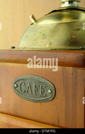 alte Kaffeemühle in der Farbe braun Stockfoto