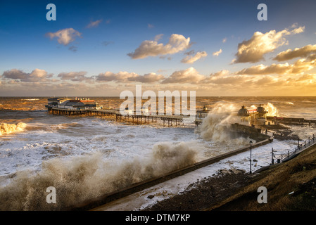 Die Brandung der Nordsee weiterhin den viktorianischen Pier und Promenade am Cromer, die Küste von Norfolk, UK Pfund.  Dezember 2013 Stockfoto