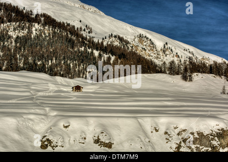 Schneebedeckte Berge in der Nähe von Celerina und Samedan (Schweiz), HDR-Technik Stockfoto