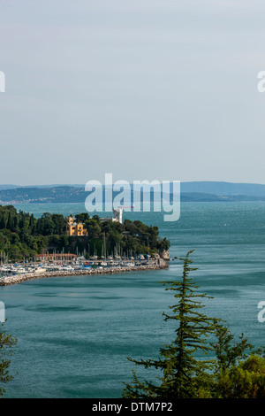 Die schöne Stadt Triest gepflanzt vor der Adria Stockfoto