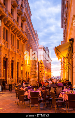 Die schöne Stadt Triest gepflanzt vor der Adria Stockfoto