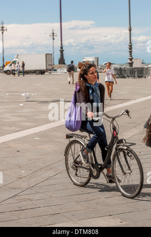 Die schöne Stadt Triest gepflanzt vor der Adria Stockfoto