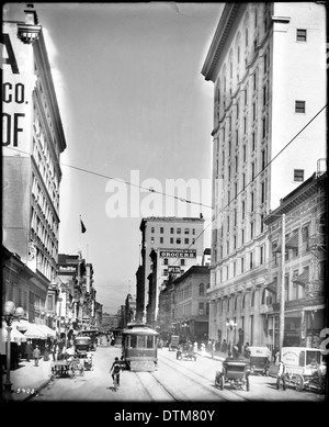 Ein Blick auf die Spring Street in Los Angeles, von der 5th Street aus nach Norden, aufgenommen um 1912. Das Foto zeigt das urbane Leben und das Stadtbild des frühen 20. Jahrhunderts. Stockfoto