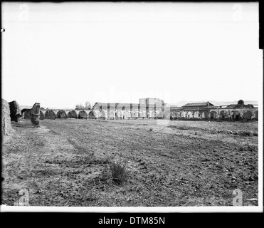 Ein Foto des großen Hofes bei Mission San Juan Capistrano in Orange County, aufgenommen um 1900. Stockfoto