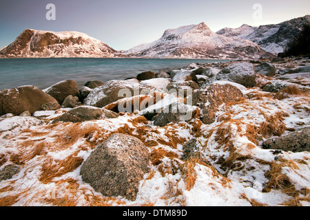 Ein gefrorener Strand bedeckt Gras und Schnee in der Nähe von Tromsø, Norwegen Stockfoto