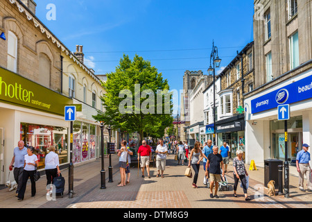 Geschäfte auf der Cambridge Street in der Stadt Mitte, Harrogate, North Yorkshire, England, UK Stockfoto