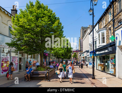 Geschäfte auf der Cambridge Street in der Stadt Mitte, Harrogate, North Yorkshire, England, UK Stockfoto