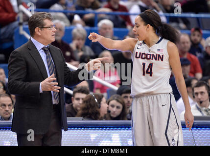 Hartford, CT, USA. 19. Februar 2014. Mittwoch, 19. Februar 2014: UConn Huskies bewachen Bria Hartley (14) spricht mit UConn Huskies Head Coach Geno Auriemma entlang der Seitenlinie während der 2., die Hälfte der NCAA Womens Basketball-Spiel zwischen Central Florida und Connecticut im XL Center in Hartford, CT. UConn UCF 83-35 sehr leicht gewonnen. Bill Shettle / Cal Sport Media. © Csm/Alamy Live-Nachrichten Stockfoto