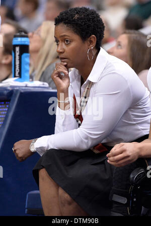 Hartford, CT, USA. 19. Februar 2014. Mittwoch, 19. Februar 2014: Central Florida Ritter Head Coach Joi Williams blickt auf von der Seitenlinie in der 1., die Hälfte der NCAA Womens Basketball-Spiel zwischen Central Florida und Connecticut im XL Center in Hartford, CT. UConn UCF 83-35 sehr leicht gewonnen. Bill Shettle / Cal Sport Media. © Csm/Alamy Live-Nachrichten Stockfoto