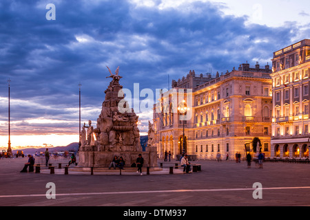 Die schöne Stadt Triest gepflanzt vor der Adria Stockfoto