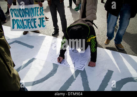 Sarajevo, Bosnien. 19. Februar 2014. Demonstration vor dem Präsidentenpalast am 14. Tag der Proteste gegen die hohe Arbeitslosigkeit, Korruption der Eliten und Privatisierung der Stoffe im ganzen Land. Demonstranten fordern das Eingreifen der EU zur Lösung dieser Krise. Die Demonstranten waren etwa hundert heute und haben Angst, dass ihre Zahl zu verringern. Studenten sind nicht zahlreich an den Protesten, weil sie von der Universität erpresst werden. Bildnachweis: Aurore Belot/NurPhoto/ZUMAPRESS.com/Alamy Live-Nachrichten Stockfoto