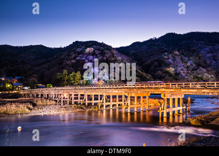 Arashiyama, Kyoto, Japan an der Togetsukyo Bridge während der jährlichen Herbst Leuchten. Stockfoto