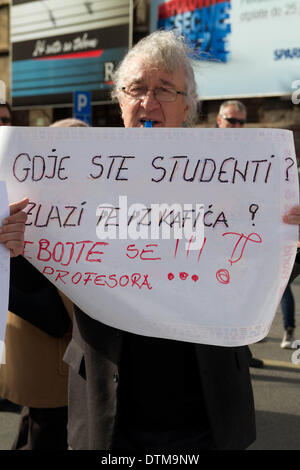 Sarajevo, Bosnien. 19. Februar 2014. Demonstration vor dem Präsidentenpalast am 14. Tag der Proteste gegen die hohe Arbeitslosigkeit, Korruption der Eliten und Privatisierung der Stoffe im ganzen Land. Demonstranten fordern das Eingreifen der EU zur Lösung dieser Krise. Die Demonstranten waren etwa hundert heute und haben Angst, dass ihre Zahl zu verringern. Studenten sind nicht zahlreich an den Protesten, weil sie von der Universität erpresst werden. Bildnachweis: Aurore Belot/NurPhoto/ZUMAPRESS.com/Alamy Live-Nachrichten Stockfoto