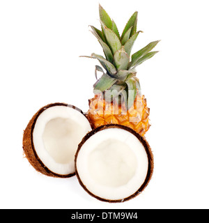 Kokosnuss und Ananas isoliert auf weiss Stockfoto