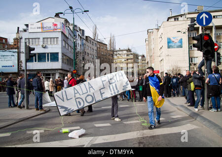 Sarajevo, Bosnien. 19. Februar 2014. Demonstration vor dem Präsidentenpalast am 14. Tag der Proteste gegen die hohe Arbeitslosigkeit, Korruption der Eliten und Privatisierung der Stoffe im ganzen Land. Demonstranten fordern das Eingreifen der EU zur Lösung dieser Krise. Die Demonstranten waren etwa hundert heute und haben Angst, dass ihre Zahl zu verringern. Studenten sind nicht zahlreich an den Protesten, weil sie von der Universität erpresst werden. Bildnachweis: Aurore Belot/NurPhoto/ZUMAPRESS.com/Alamy Live-Nachrichten Stockfoto