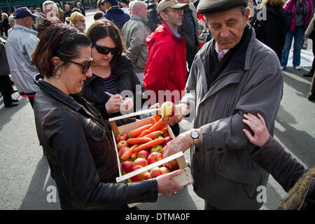 Sarajevo, Bosnien. 19. Februar 2014. Demonstration vor dem Präsidentenpalast am 14. Tag der Proteste gegen die hohe Arbeitslosigkeit, Korruption der Eliten und Privatisierung der Stoffe im ganzen Land. Demonstranten fordern das Eingreifen der EU zur Lösung dieser Krise. Die Demonstranten waren etwa hundert heute und haben Angst, dass ihre Zahl zu verringern. Studenten sind nicht zahlreich an den Protesten, weil sie von der Universität erpresst werden. Bildnachweis: Aurore Belot/NurPhoto/ZUMAPRESS.com/Alamy Live-Nachrichten Stockfoto