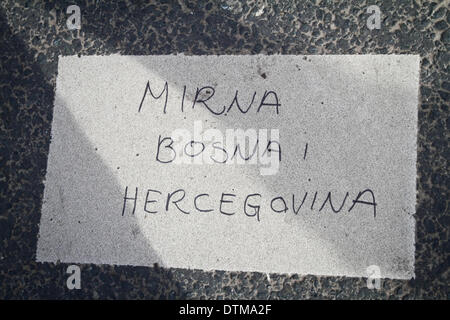 Sarajevo, Bosnien. 19. Februar 2014. Demonstration vor dem Präsidentenpalast am 14. Tag der Proteste gegen die hohe Arbeitslosigkeit, Korruption der Eliten und Privatisierung der Stoffe im ganzen Land. Demonstranten fordern das Eingreifen der EU zur Lösung dieser Krise. Die Demonstranten waren etwa hundert heute und haben Angst, dass ihre Zahl zu verringern. Studenten sind nicht zahlreich an den Protesten, weil sie von der Universität erpresst werden. Bildnachweis: Aurore Belot/NurPhoto/ZUMAPRESS.com/Alamy Live-Nachrichten Stockfoto