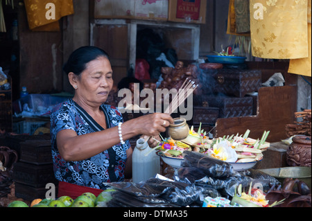 Markt-Stall-Verkäufer Vorbereitung ihrer Angebote in Ubud, Bali, Indonesien Stockfoto