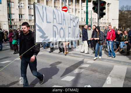 Sarajevo, Bosnien. 19. Februar 2014. Demonstration vor dem Präsidentenpalast am 14. Tag der Proteste gegen die hohe Arbeitslosigkeit, Korruption der Eliten und Privatisierung der Stoffe im ganzen Land. Demonstranten fordern das Eingreifen der EU zur Lösung dieser Krise. Die Demonstranten waren etwa hundert heute und haben Angst, dass ihre Zahl zu verringern. Studenten sind nicht zahlreich an den Protesten, weil sie von der Universität erpresst werden. Bildnachweis: Aurore Belot/NurPhoto/ZUMAPRESS.com/Alamy Live-Nachrichten Stockfoto