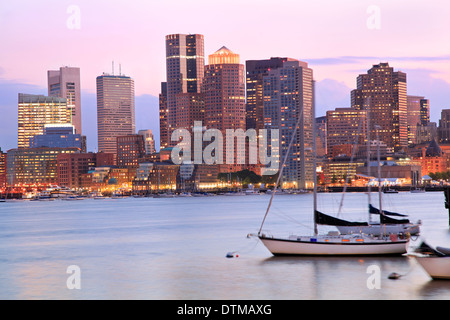 Skyline von Boston in der Abenddämmerung, Atlantik Stockfoto