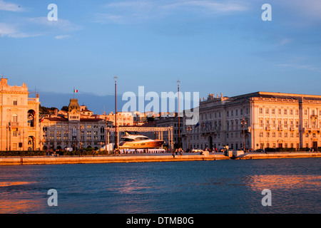 Die schöne Stadt Triest gepflanzt vor der Adria Stockfoto