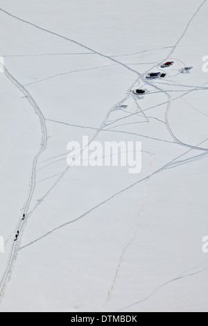 Bergsteiger, vorbei an einem Camp auf einem verschneiten Plateau am Mont Blanc in den französischen Alpen über Chamonix. Stockfoto