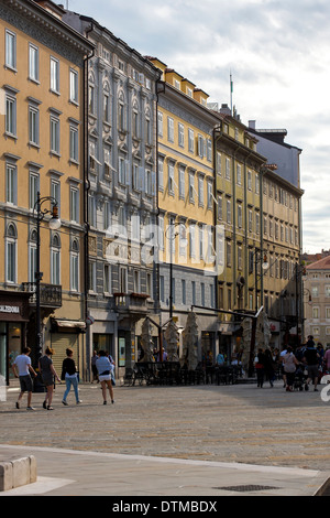 Die schöne Stadt Triest gepflanzt vor der Adria Stockfoto