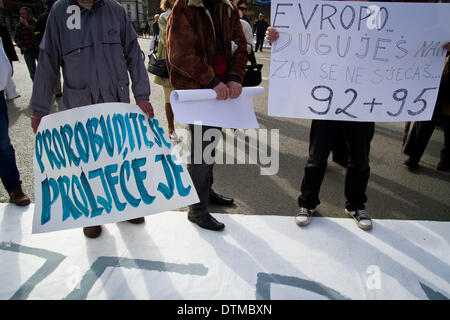 Sarajevo, Bosnien. 19. Februar 2014. Demonstration vor dem Präsidentenpalast am 14. Tag der Proteste gegen die hohe Arbeitslosigkeit, Korruption der Eliten und Privatisierung der Stoffe im ganzen Land. Demonstranten fordern das Eingreifen der EU zur Lösung dieser Krise. Die Demonstranten waren etwa hundert heute und haben Angst, dass ihre Zahl zu verringern. Studenten sind nicht zahlreich an den Protesten, weil sie von der Universität erpresst werden. Bildnachweis: Aurore Belot/NurPhoto/ZUMAPRESS.com/Alamy Live-Nachrichten Stockfoto