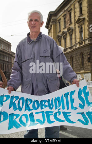 Sarajevo, Bosnien. 19. Februar 2014. Demonstration vor dem Präsidentenpalast am 14. Tag der Proteste gegen die hohe Arbeitslosigkeit, Korruption der Eliten und Privatisierung der Stoffe im ganzen Land. Demonstranten fordern das Eingreifen der EU zur Lösung dieser Krise. Die Demonstranten waren etwa hundert heute und haben Angst, dass ihre Zahl zu verringern. Studenten sind nicht zahlreich an den Protesten, weil sie von der Universität erpresst werden. Bildnachweis: Aurore Belot/NurPhoto/ZUMAPRESS.com/Alamy Live-Nachrichten Stockfoto